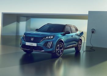 Al volante del Peugeot E-2008, un SUV eléctrico diseñado para el día a día