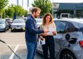 El Plan Auto+ contempla hasta 4.500 euros para coches eléctricos incluidos en la Lista Blanca y hasta 3.375 euros para híbridos enchufables.
