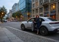 El Porsche Macan eléctrico 2027 mejora la recarga hasta 22 kW en las versiones GTS y Turbo y añade más equipamiento de serie.