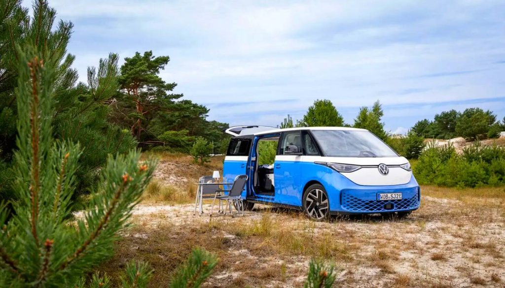 La Volkswagen ID. California Cruise es la primera camper eléctrica de la familia California, con cama para dos, hasta 48 horas de climatización y 2.000 W de potencia.