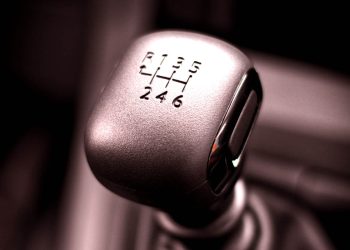 Con un curso de solo 7 horas podrás conducir un coche con cambio manual, si aprobaste el examen de conducir con un coche automático
