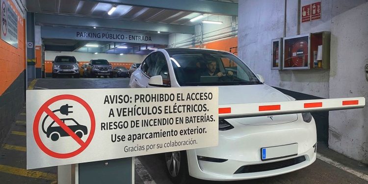 Carrefour restringe el acceso de coches eléctricos a algunos parkings por su peso y las dificultades para actuar ante un posible incendio.