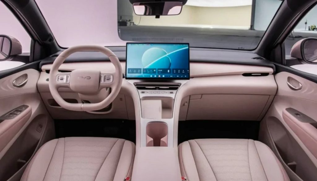 El nuevo BYD Seagull estrena un interior con pantalla central flotante, volante de dos radios, cargador inalámbrico y nuevos mandos físicos.