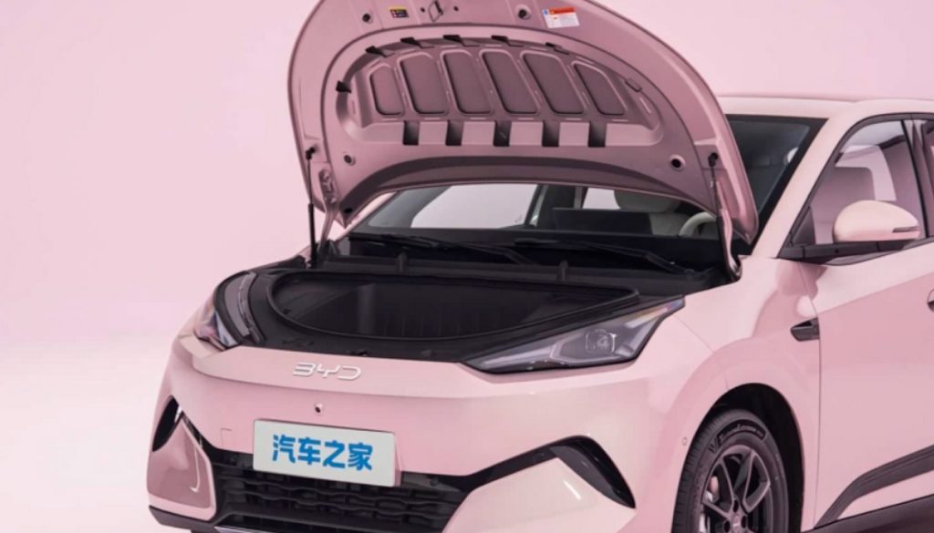 El nuevo BYD Seagull incorpora por primera vez un maletero delantero, posible gracias al traslado del motor eléctrico al eje posterior.