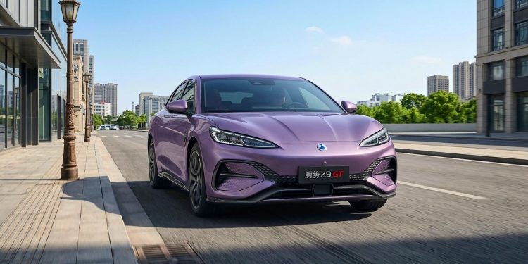 El Denza Z9S llegará en septiembre con hasta 1.100 km de autonomía CLTC, tres motores eléctricos y una potencia máxima de 1.193 CV.