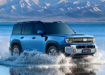 El Geely Battleship 700 es un SUV eléctrico de 1.113 CV que puede flotar hasta dos horas y navegar durante 40 minutos mediante dos hélices.