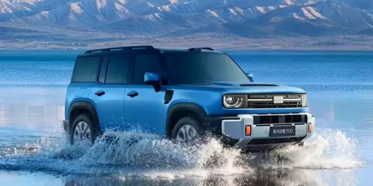 El Geely Battleship 700 es un SUV eléctrico de 1.113 CV que puede flotar hasta dos horas y navegar durante 40 minutos mediante dos hélices.