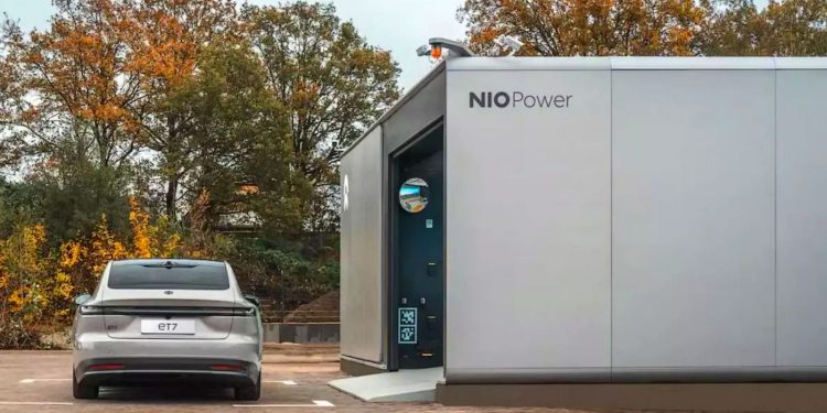 Geely prepara su entrada en Nio Power con el 30% de la filial y apuesta por el intercambio de baterías. El sistema permite sustituir una batería agotada por otra cargada en poco más de 3 minutos.