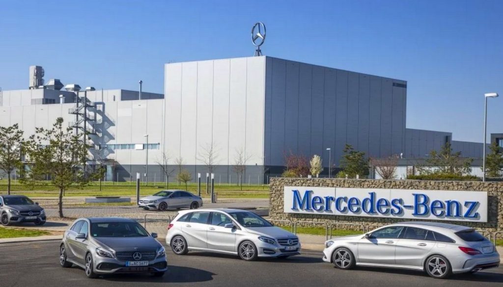 Mercedes-AMG prueba en carretera el futuro Clase E eléctrico, todavía cubierto con camuflaje durante su fase de ensayos.