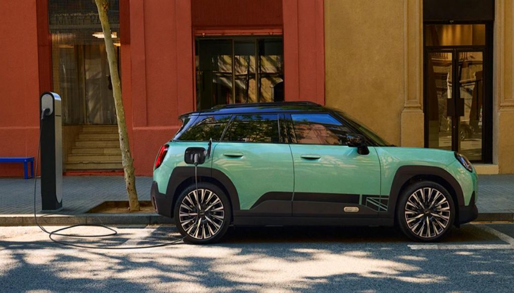 El MINI Aceman SE ofrece 218 CV, 330 Nm de par, una batería de 53,5 kWh y hasta 406 kilómetros de autonomía WLTP.