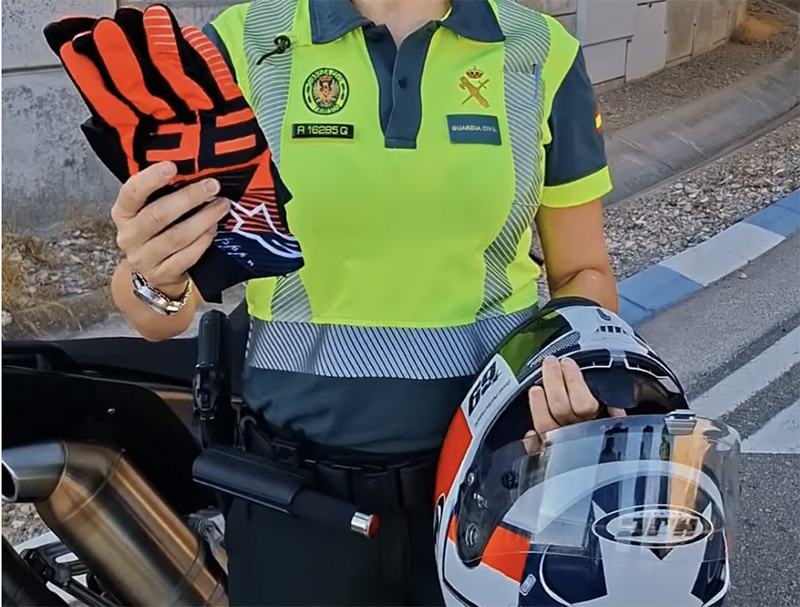 Multas DGT motoristas guantes y casco