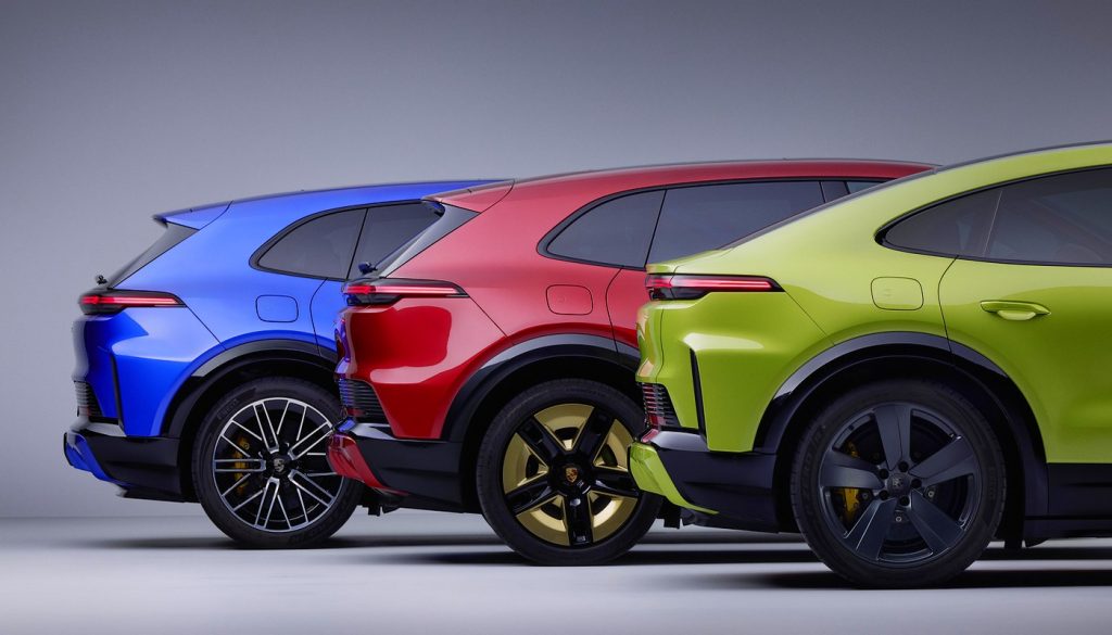 El Porsche Cayenne Electric estrena carga inalámbrica de hasta 11 kW y amplía sus opciones de personalización hasta 105 colores.