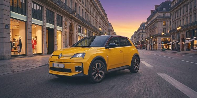 El Renault 5 eléctrico prepara baterías LFP de hasta 56 kWh y una autonomía cercana a los 500 km en su renovación de 2027.