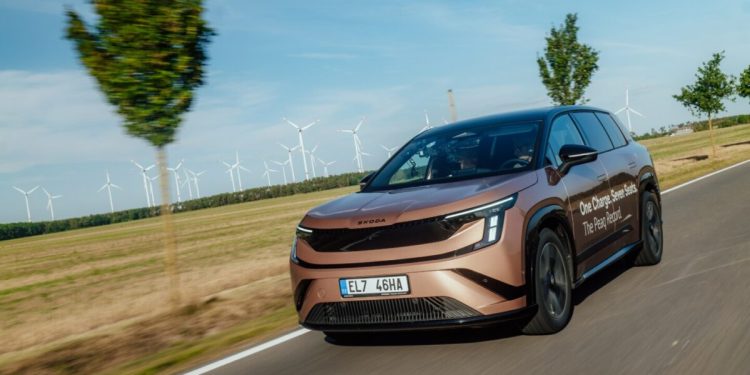 El Skoda Peaq 90 recorre 936 kilómetros sin recargar, con una batería de 91 kWh y un consumo medio de sólo 9,2 kWh/100 km.
