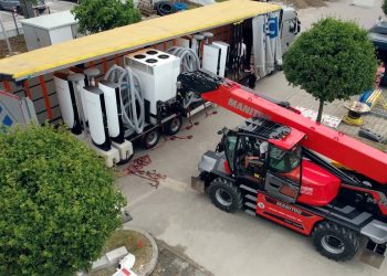 El Supercharger Accordion de Tesla transporta 16 cargadores V4 en un solo camión y reduce un 20 % el coste de instalación.