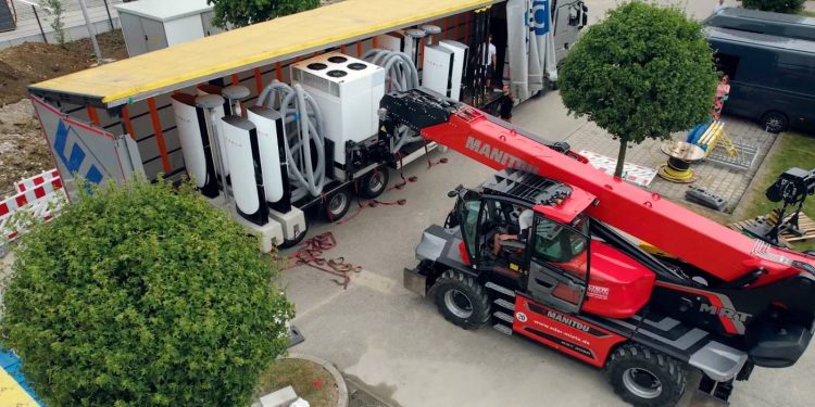 El Supercharger Accordion de Tesla transporta 16 cargadores V4 en un solo camión y reduce un 20 % el coste de instalación.