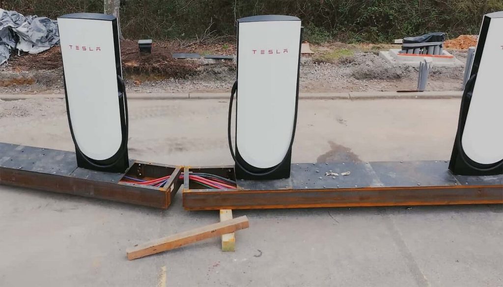El Supercharger Accordion cambia la forma de instalar la red de Tesla: 16 cargadores V4 viajan juntos y llegan prácticamente preparados para su montaje.