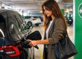 La OCU señala que un coche eléctrico no puede ser excluido de un aparcamiento por el simple hecho de utilizar una batería. Imagen: IA.