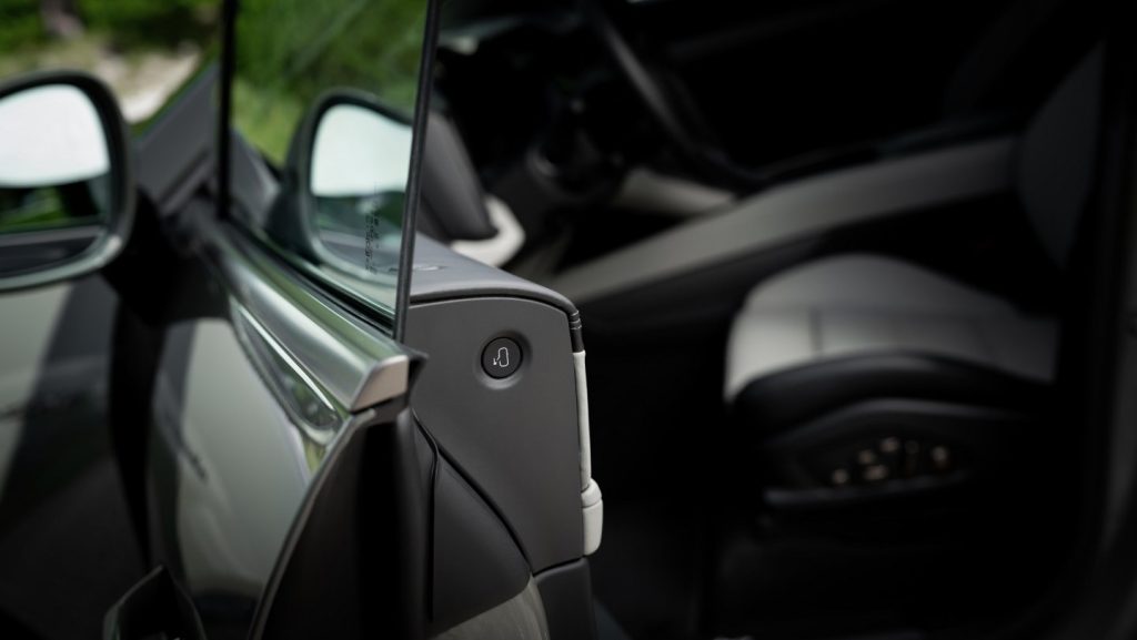 El Porsche Cayenne Electric incorpora por primera vez puertas con accionamiento eléctrico para abrir y cerrar las cuatro puertas con mayor comodidad.