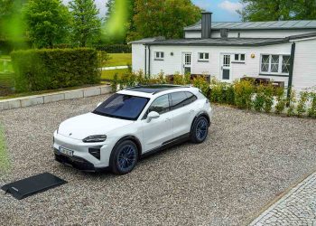El Cayenne Electric incorpora carga inalámbrica de hasta 11 kW, puertas eléctricas y 105 colores, junto con nuevos recursos para aumentar el confort.