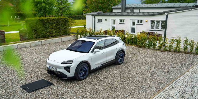 El Cayenne Electric incorpora carga inalámbrica de hasta 11 kW, puertas eléctricas y 105 colores, junto con nuevos recursos para aumentar el confort.