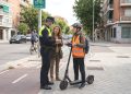 Los patinetes eléctricos tendrán nuevas normas desde octubre, con casco obligatorio, edad mínima de 15 años y multas de hasta 200 euros. La responsabilidad por las sanciones de los menores recaerá sobre sus padres o tutores legales.