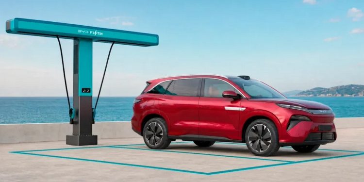 El BYD Atto 8 llegará a España en 2027 con siete plazas, hasta 653 km de autonomía, 764 CV y carga del 10 al 97% en nueve minutos.