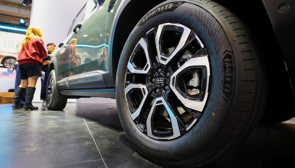 Los neumáticos del Geely KO11 montan llantas de 20 pulgadas que refuerzan su aspecto todoterreno. El SUV híbrido enchufable está preparado para circular fuera del asfalto gracias a su tracción total y suspensión neumática.