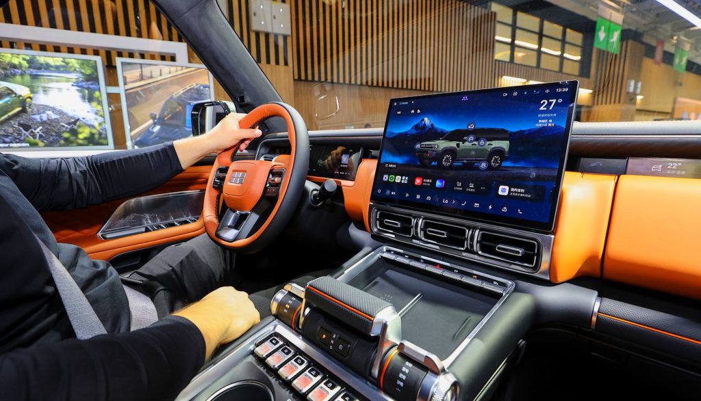 El interior del Geely KO11 cuenta con una pantalla central de 15,4 pulgadas, control por voz y el sistema multimedia Flyme Auto.