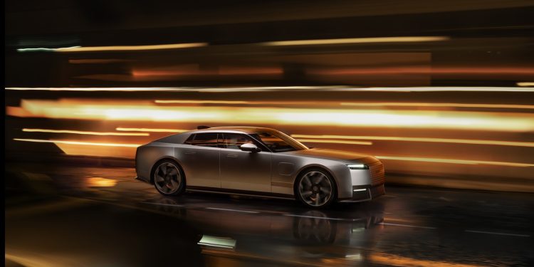 Jaguar Type 01 ofrece 1.030 CV, 720 km de autonomía y carga de 320 km en 13 minutos. El nuevo eléctrico de Jaguar llegará en 2027 con un precio desde 165.000 euros.