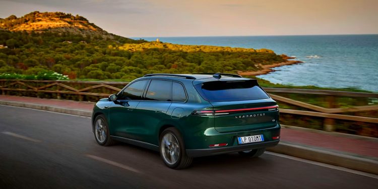El Leapmotor C10 2027 alcanza los 571 CV en su versión eléctrica y anuncia 968 km de autonomía total en la variante híbrida REEV.