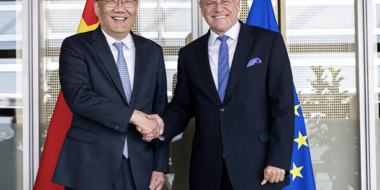 Maros Sefcovic y chino Renault, Stellantis y Volkswagen