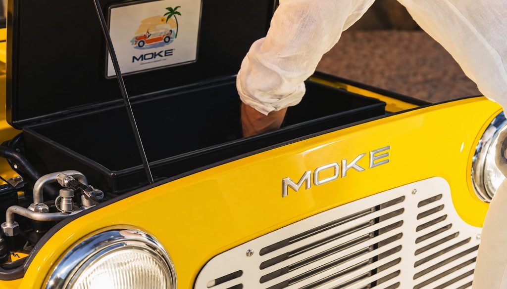 El MOKE eléctrico Mk2 estrena un maletero delantero de 86 litros con cerradura, pensado para guardar equipaje y accesorios de playa sin restar espacio a los pasajeros.