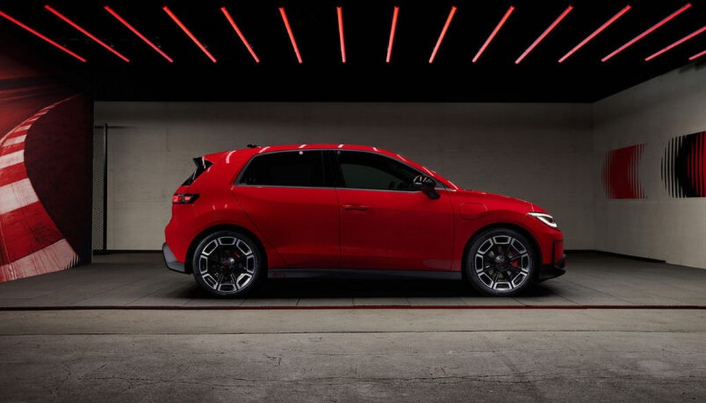 El primer GTI eléctrico de Volkswagen acelera de 0 a 100 km/h en 6,8 segundos y admite cargas de hasta 105 kW.