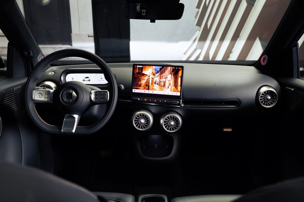 El smart #2 : El smart #2 recupera el formato biplaza urbano con motor trasero y cuenta con una batería LFP de 35,8 kWh